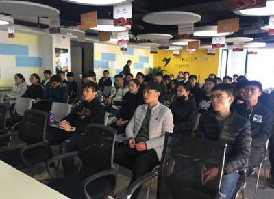 紅青團(tuán)創(chuàng)始人劉文軍赴西安頤高電商園交流分享會(huì) 探索電子商務(wù)信息咨詢(xún)新路徑